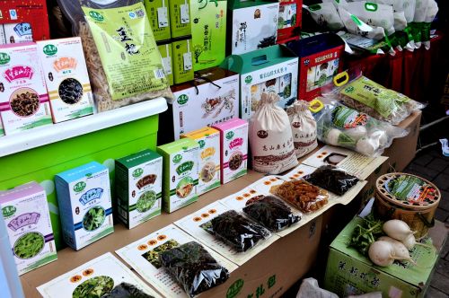 首届江西鄱阳湖绿色农产品展销会开幕 南昌瓦罐汤亮相引围观.